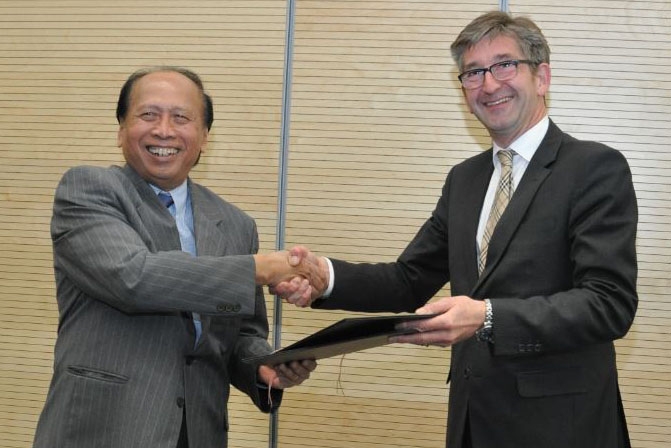 Ambassador Soemadi D.M. Brotodiningrat head of the Indonesian delegation, Ambassador Markus Schlagenhof from Switzerland, EFTA Spokesperson.