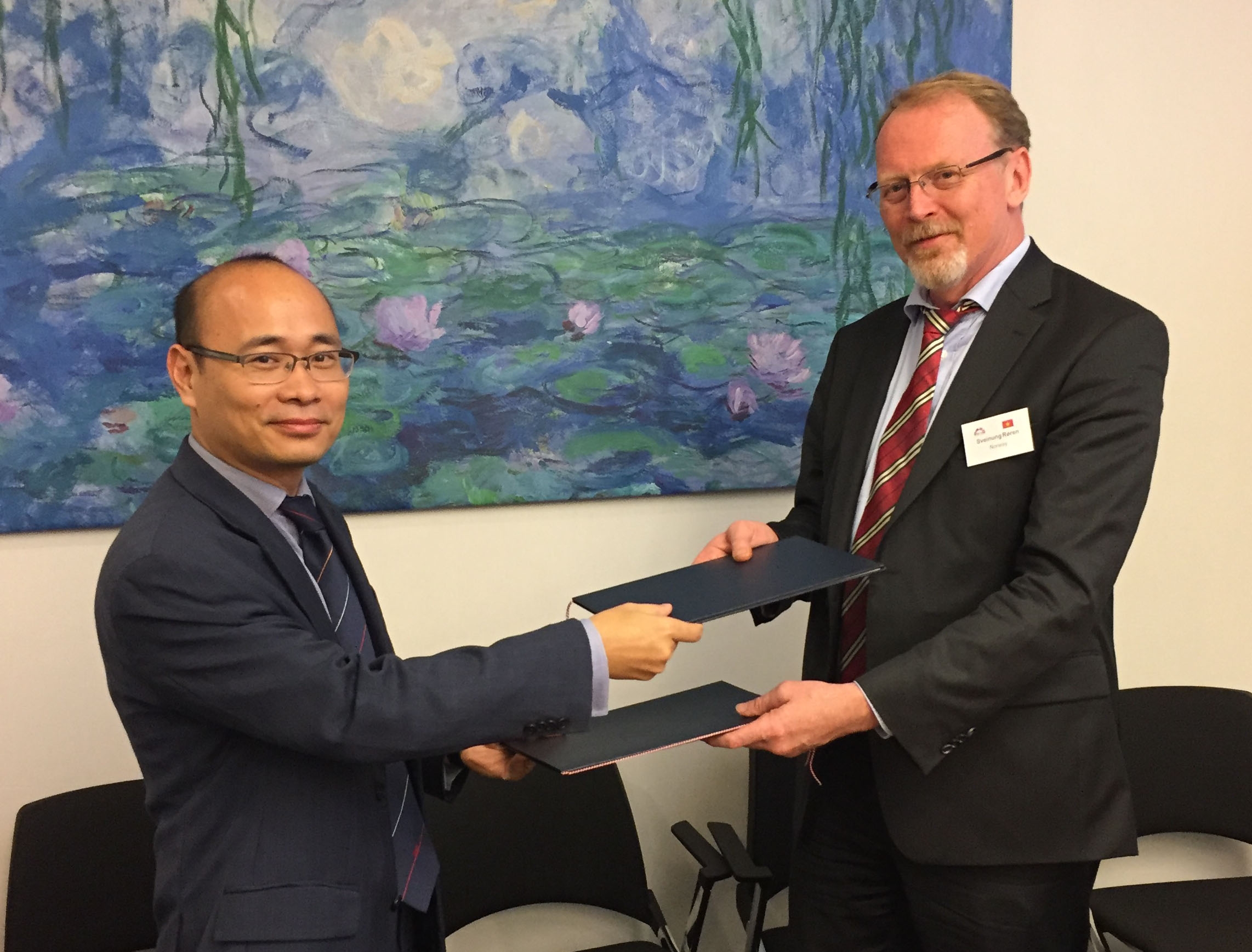 From left: Mr Luong Hoang Thai, Director General at the Ministry of Industry and International Trade, Vietnam; Mr Sveinung Røren, Director at the Ministry of Trade, Fisheries and Industry, Norway, EFTA Spokesperson