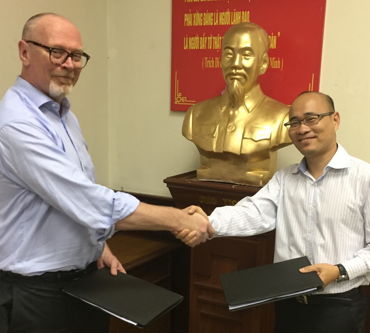 Spokesperson the EFTA States, Mr Sveinung Røren, and Mr Luong Hoang Thai, Head of the Vietnamese Delegation met in Hanoi for the 15th round of negotiations on a Free Trade Agreement.