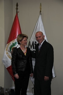 Swiss Ambassador Marie-Gabrielle Ineichen, and Peruvian Vice-Minister Eduardo Ferreyros. 