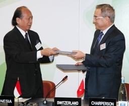 Heinz Walker-Nederkoorn and Ambassador Soemadi Brotodiningrat.