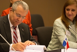 Richardo Quijano, Minister of Trade and Industry, Panama, and Anabel Gonzalez, Ministry of Foreign Trade, Costa Rica, signing the EFTA-Central America Free Trade Agreement