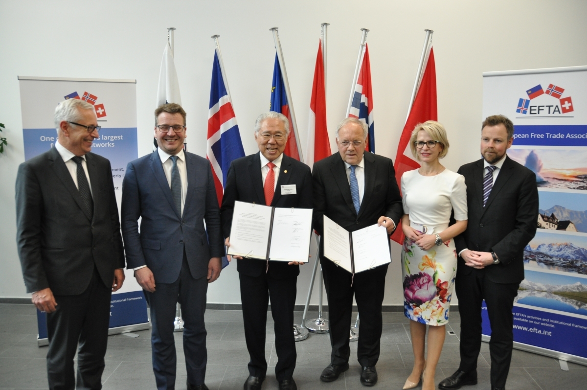 From left: Henri Gétaz, EFTA Secretary-General, Guðlaugur Þór Þórðarson, Minister for Foreign Affairs and External Trade of Iceland, Enggartiasto Lukita, Minister of Trade of the Republic of Indonesia, Johann N. Schneider-Ammann, Federal Councillor and Head of the Federal Department of Economic Affairs, Education and Research of Switzerland, Aurelia Frick, Minister of Foreign Affairs, Justice and Culture of Liechtenstein, Torbjørn Røe Isaksen, Minister of Trade and Industry of Norway.