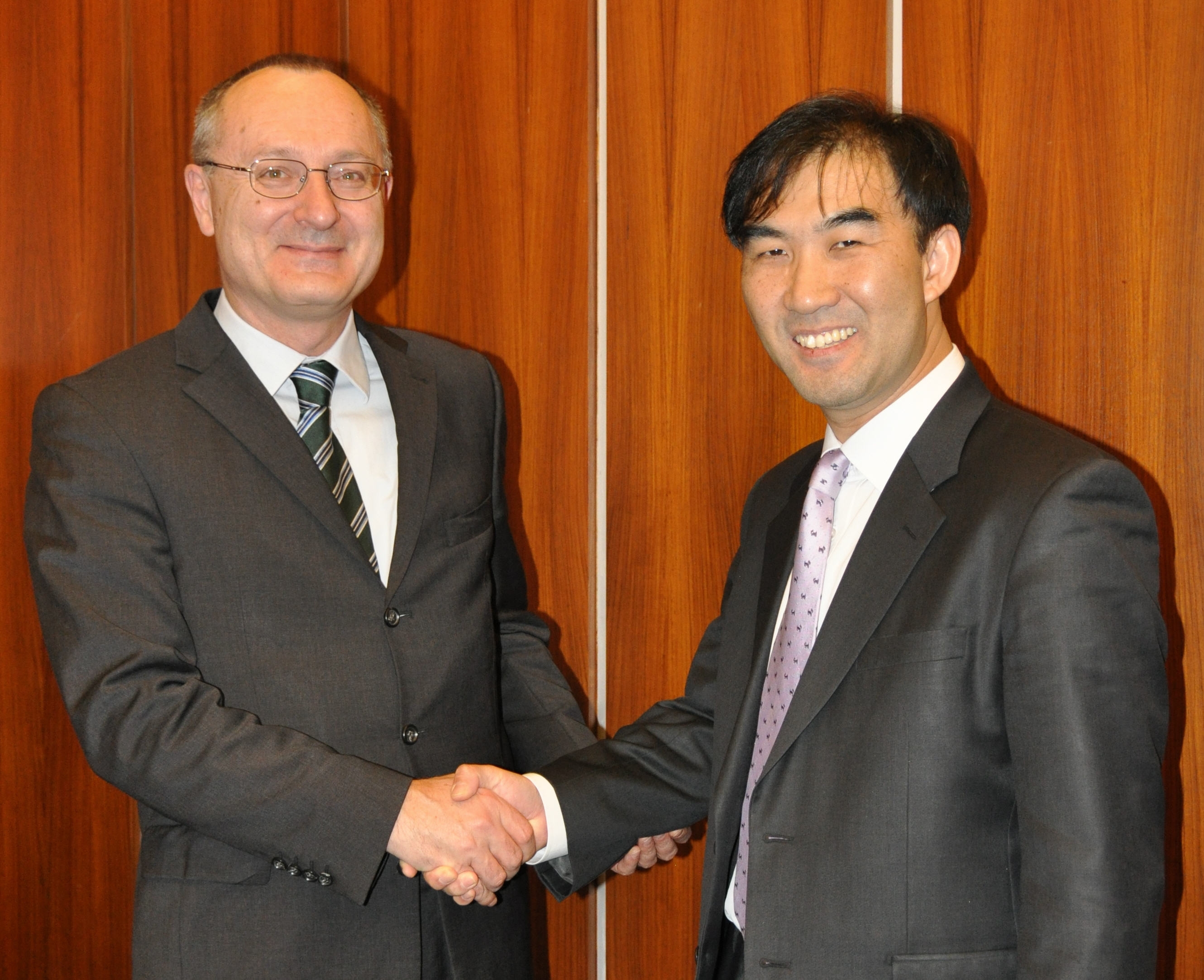 Ambassador Didier Chambovey (EFTA Spokesperson) and Deputy Director General Seong-Ho Lee (Korean Spokesperson)