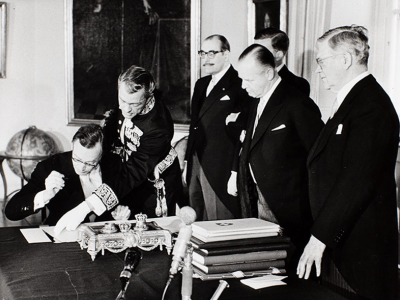 efta-convention-gottlieb-gut-swiss-ambassador-signing-4-jan-1960